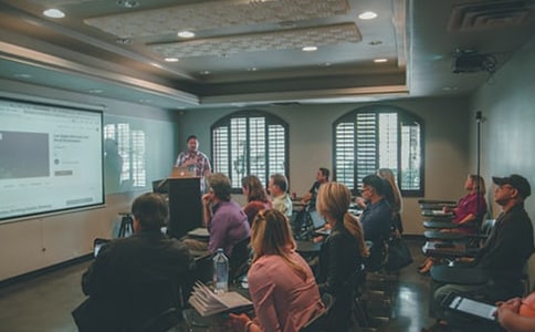 中班數(shù)學(xué)公開課教案及教學(xué)反思《拼圖形》