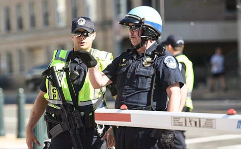 交通安全小品劇本《誰(shuí)當(dāng)小交警》