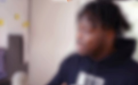 女生給男生寫情書(shū)