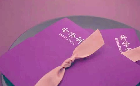 ����Ո?zh��)���ʽ���?/></p><p><strong>��������Ո?zh��)���ʽ���?/strong></p><p>����һ���ɷN������ʽ</p><p>��������Ո?zh��)��Č�������ʽ�Ϸ֞�Mʽ�������Qʽ�������Mʽ������һ���Ҷ������õČ������Qʽ������Ҫ����߅����߅������</p><p>����������ʽ��(g��u)��</p><p>����Ո?zh��)���һ�����岿�֘?g��u)�ɣ��քe�ǣ����}���Q�������ġ��Y(ji��)β����</p><p>����1�����}</p><p>�����ڻ���Y(ji��)�N�ķ���Ҫ���ϡ�Ո������Ո?zh��)����֡���Ҳ�з����ϲ�����Ո�(zh��)��������ǸĞ��p��ϲ���ֵ�������@�@�N����ô�ڃ�(n��i)�ҲҪ���ϡ�Ո?zh��)�����Ո���������������wҪ���������w��һЩ��</p><p>����2���Q��</p><p>�����ڕ�������Ո�˵ķQ���r������Ҫ���񌑳�����Ո��������ȫ�Q��֮���ټ�����Q�����磺xxx������С����Ůʿ�����������Ո��D�������t�ǣ�xxx���������ˡ�xxxŮʿ��������֮���ڷQ����Ҫ����ð̖��</p><p>����3������</p><p>��������Ո?zh��)�������Ҫ����������e�еľ��w�r�g��������r(n��ng)�v�͹��v���ڶ����ϡ����ڎף����w���c����xx��xx̖xx�Ƶ�xx��xx�d���@�ӱ����H�������֪�������e�еĵ��c����Y�L�񣺌���Y��֪�e���������e�ͷ��b�Ĵ���ʹ����������l�Ļ�Y��������������������������e�����_��֪�����ӵ����l�Ļ�Y��</p><p>����4���Y(ji��)β</p><p>�����ڽY(ji��)β�ĕr��Ҫ���϶Y��(ji��)�ԵĆ����Z���ǹ����Z���@Ҳ�w�F(xi��n)���˵ĶY�x�����磺��Ո���R�����Ծ��Y��</p><p>����5�����</p><p>������Ո?zh��)������һ��Ҫע����Ո�ߵ����֣�����������Ո���t�����˵����֣�������������ɵ�����һ�����������Ǹ�ĸ��Ո���t���ϸ�ĸ���������l(f��)Ո?zh��)�������Ҳһ�����ϡ?/p><p>������������Ҫ��</p><p>��������Ո?zh��)��ĕ�������Ҫ�����^������������ɺ������֌����^�õ��ˁ���Ε���Ո?zh��)��Ĺ����?/p><p>������������Ո?zh��)���ʽ���?/p><p>��������Ո?zh��)?1</p><p>�ͳʡ�����������Ůʿ���_����</p><p>����֔ӆ��2009��X��X�գ�����X�������������������Ůʿ�e�нY(ji��)���Y������ϲ�ۡ�</p><p>����ϯ�O��XX�Ƶ�XX�d</p><p>������Ո���R</p><p>��������xxx������xxx����</p><p style=